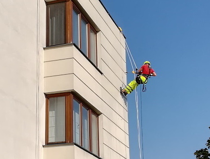 Гідрофобізація фасаду промисловими альпіністами. Варшава